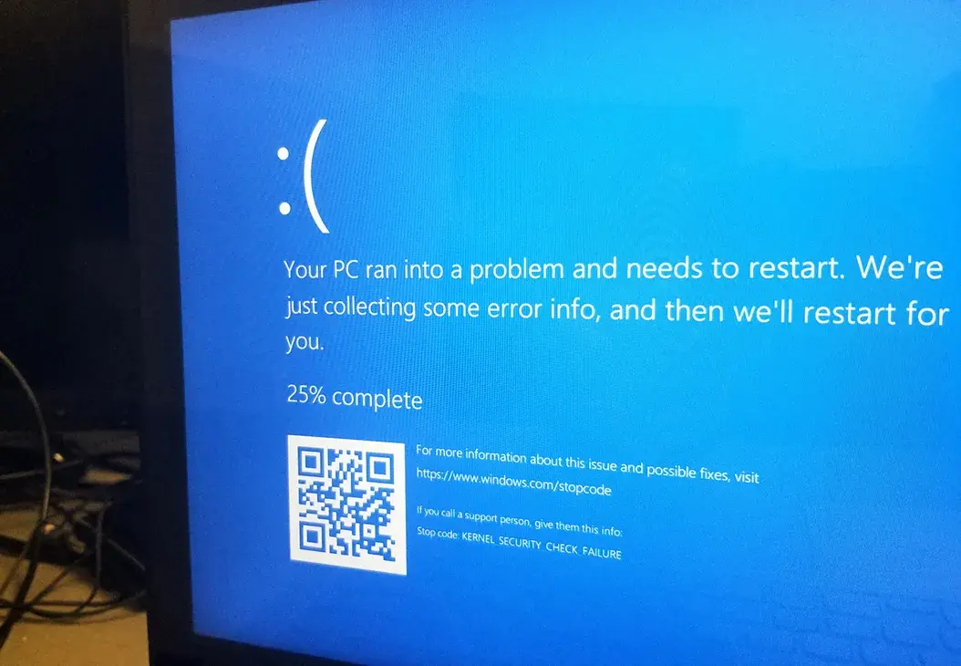 "Синий экран смерти" захватил мир. Глобальный сбой Windows оставил людей без компьютеров.