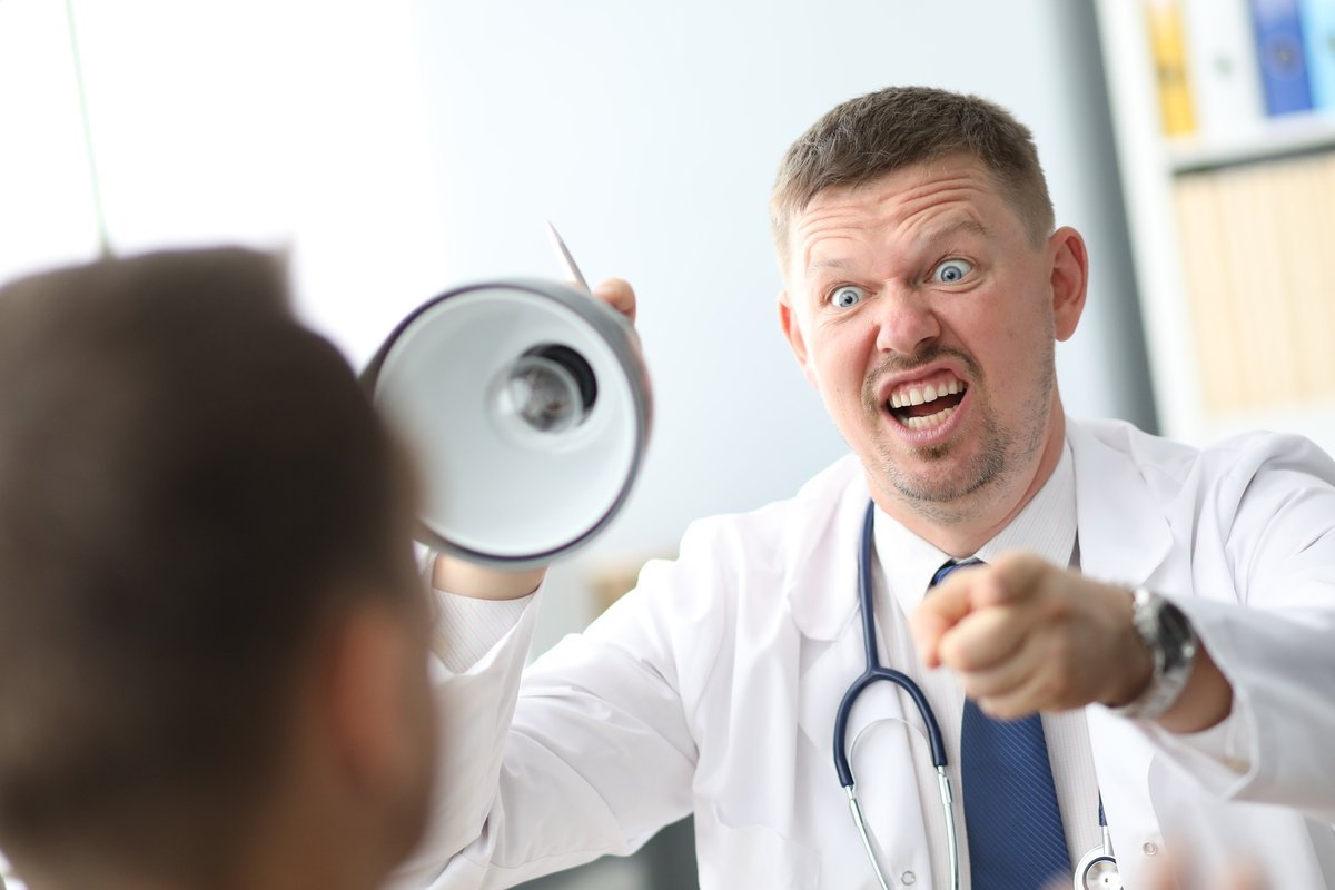 Уважение в медицине: Как остановить оскорбления врачей при обращении к пациентам