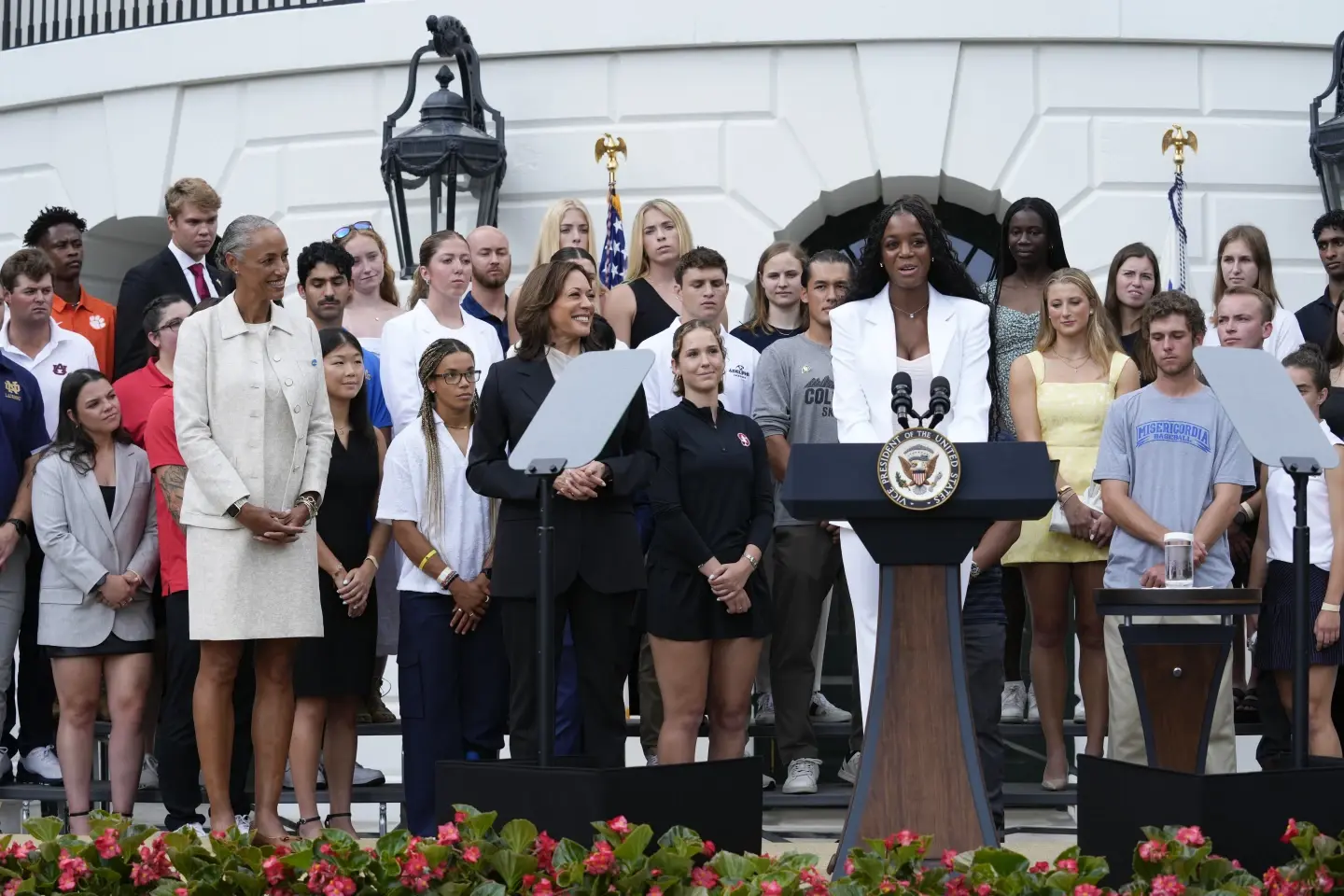 Харрис может стать первой женщиной-президентом после многих лет разрушения расовых и гендерных барьеров