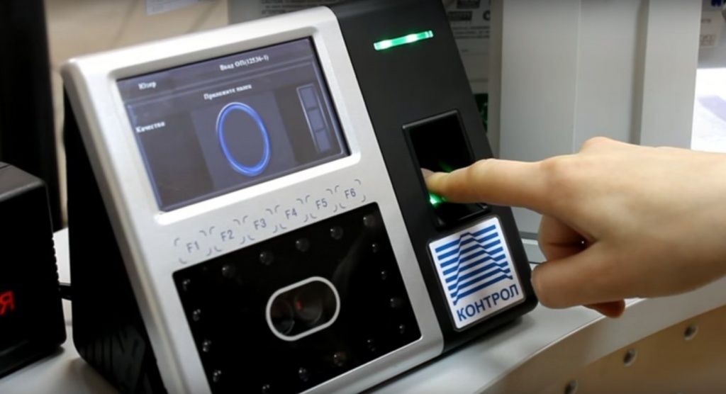 Работодатель внедряет вход по биометрии. Вправе ли работник отказаться? Что будет, если работник из-за этого не сможет попасть на работу?