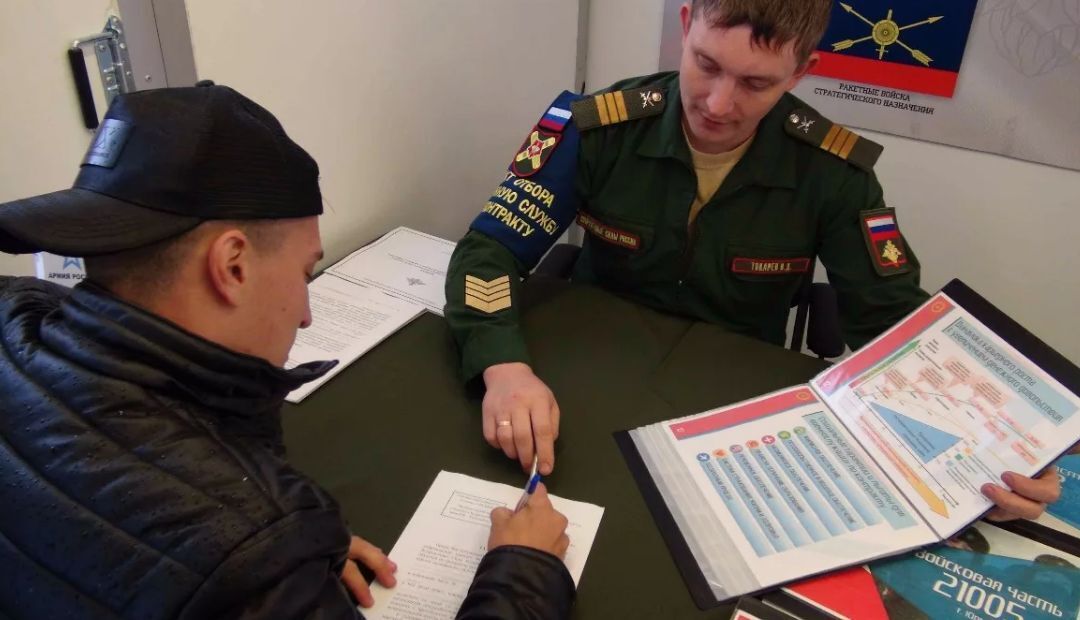 Москва повысила единовременную выплату до 1,9 млн руб за подписание контракта с армией РФ