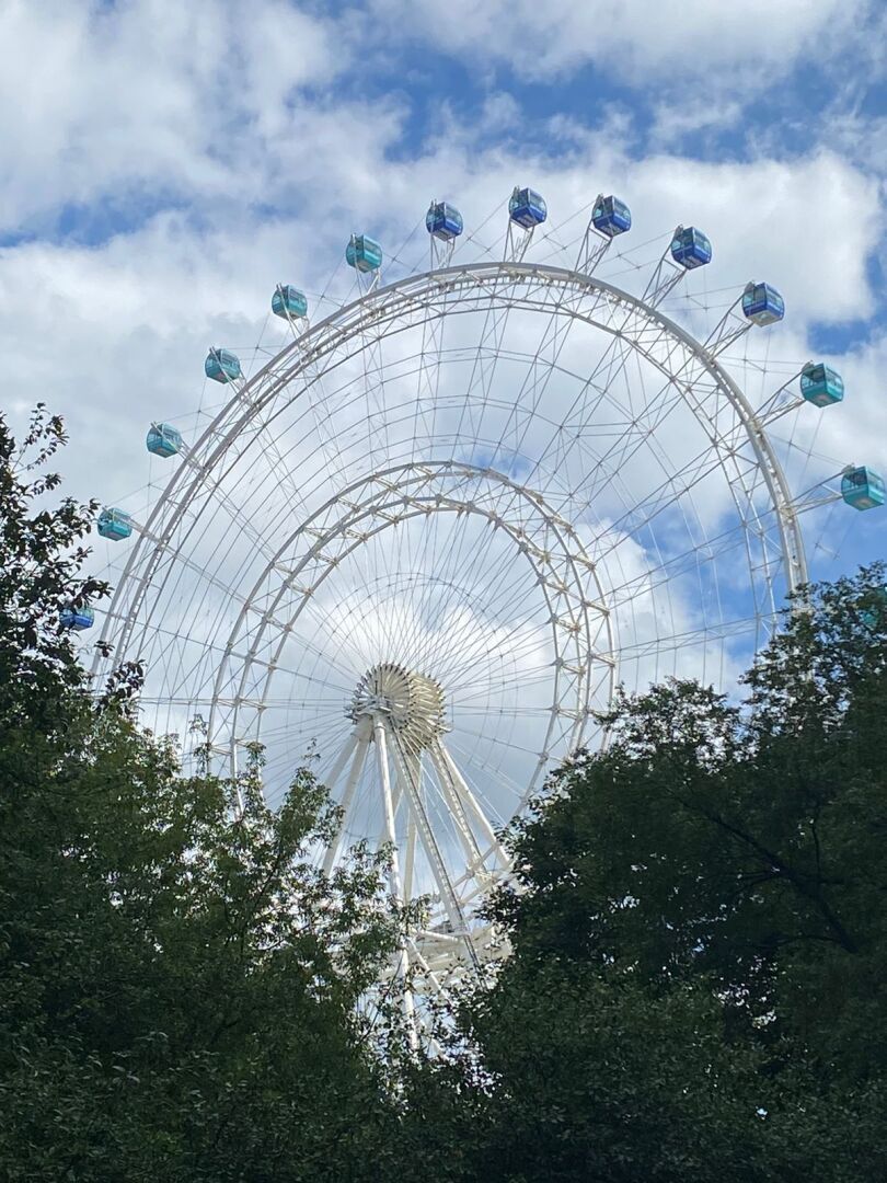 Он лежал на скамейке и громко разговаривал по телефону. Скандал на детской площадке