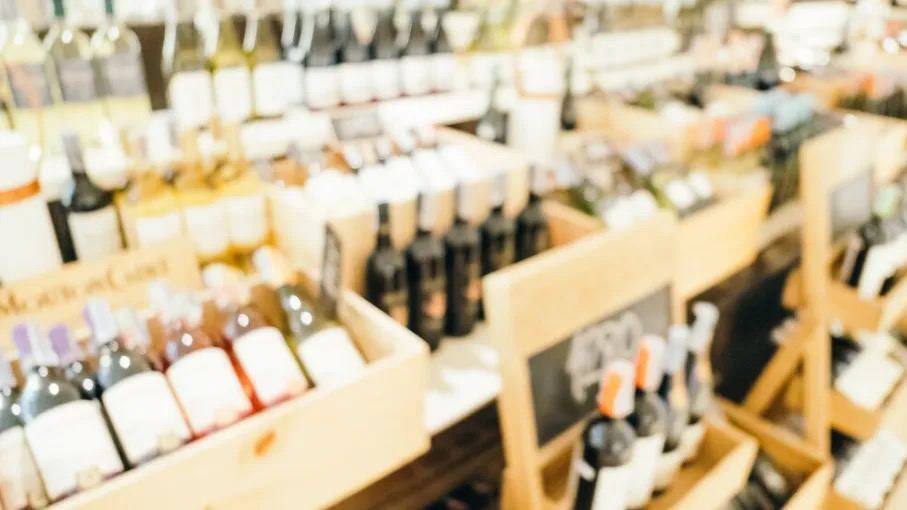 В России хотят запретить работу алкомаркетов в выходные дни.