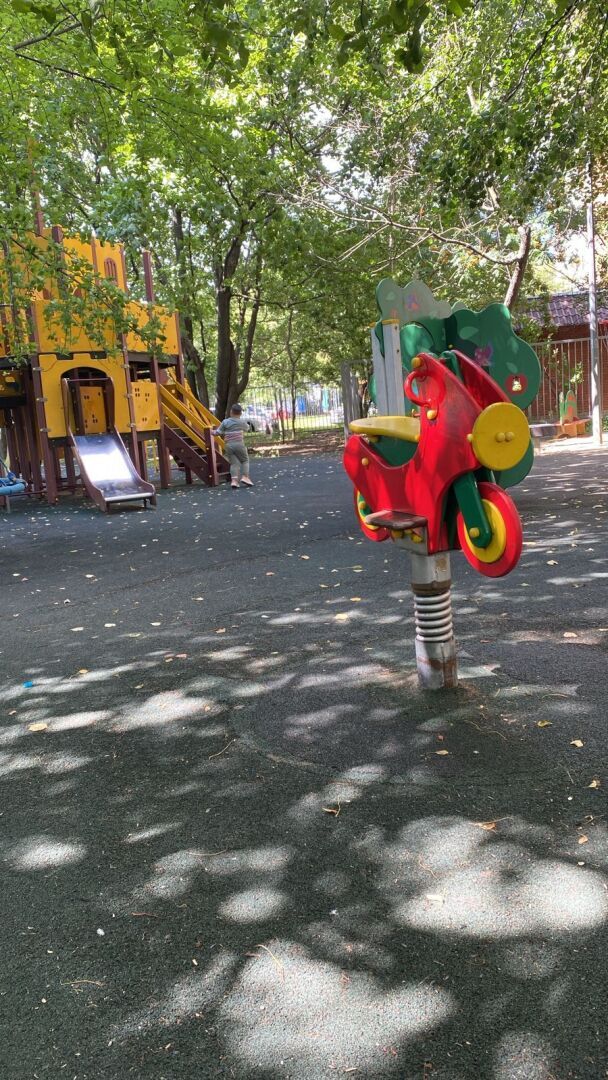 Он лежал на скамейке и громко разговаривал по телефону. Скандал на детской площадке