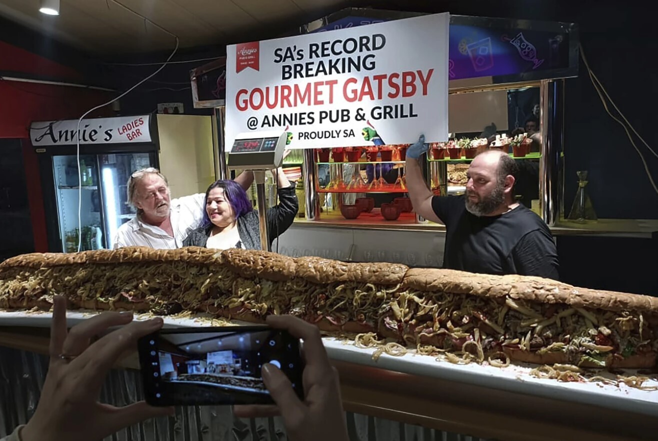 Эта почти 10-футовая субмарина «Гэтсби» создана в южноафриканском ресторане, где любят большие лодочки.