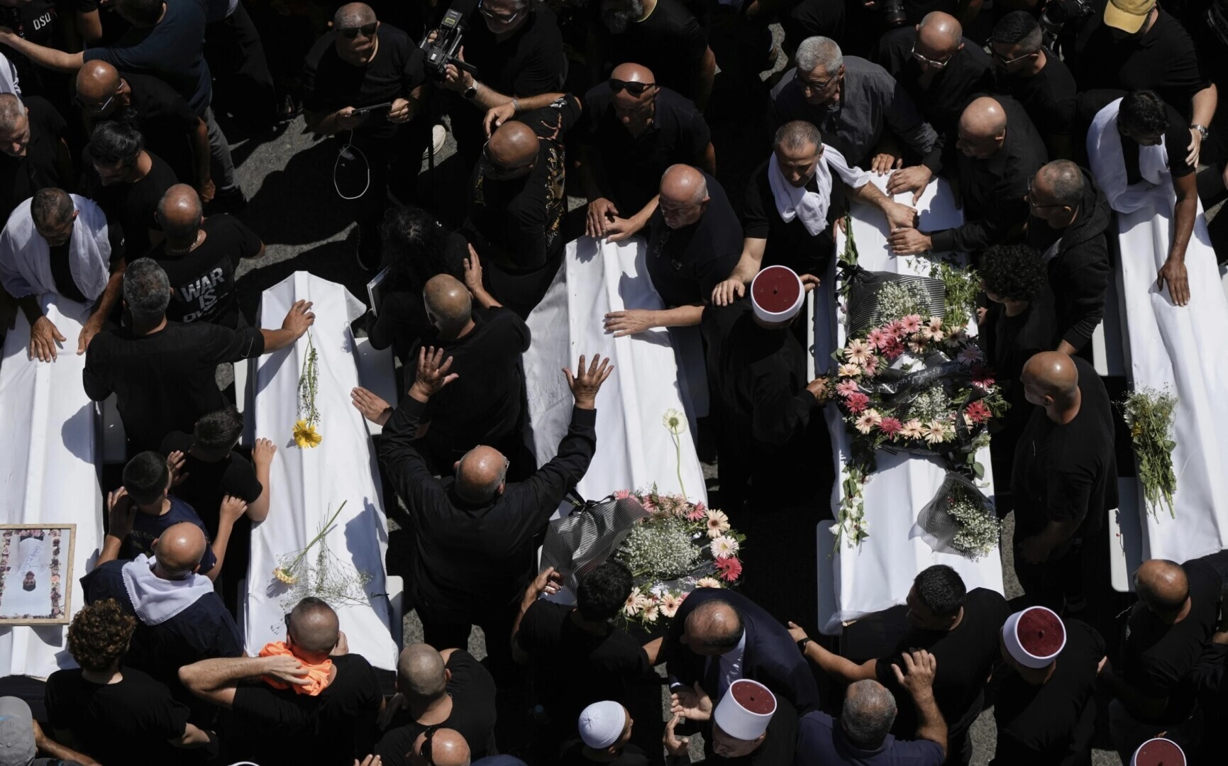 Удар из Ливана убил 12 молодых людей. Может ли это спровоцировать войну между Израилем и Хезболлой