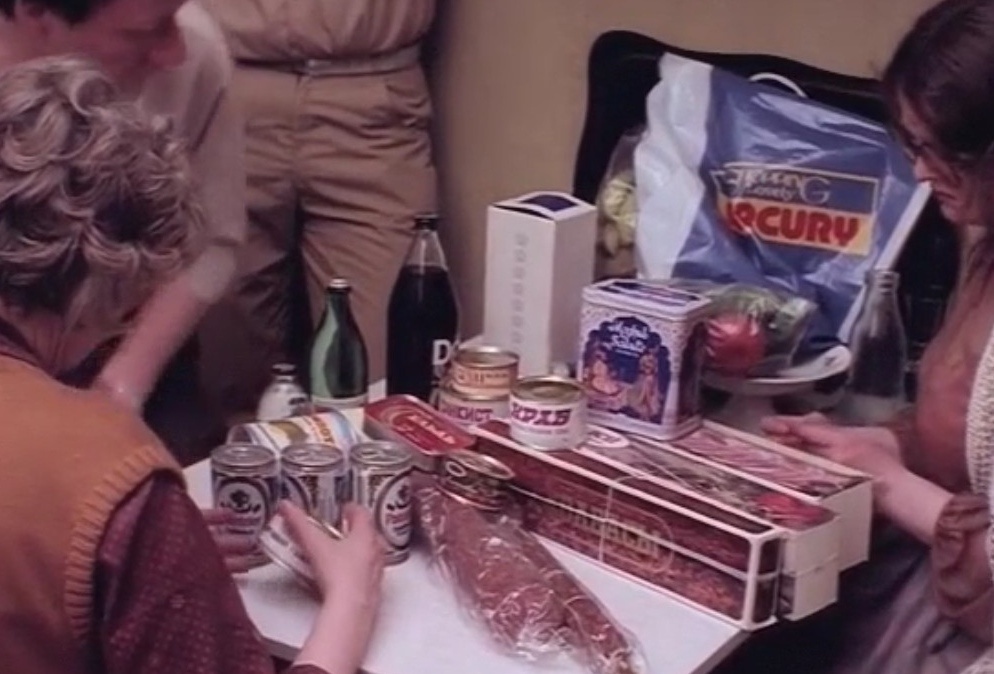 Товары и услуги в советском кино