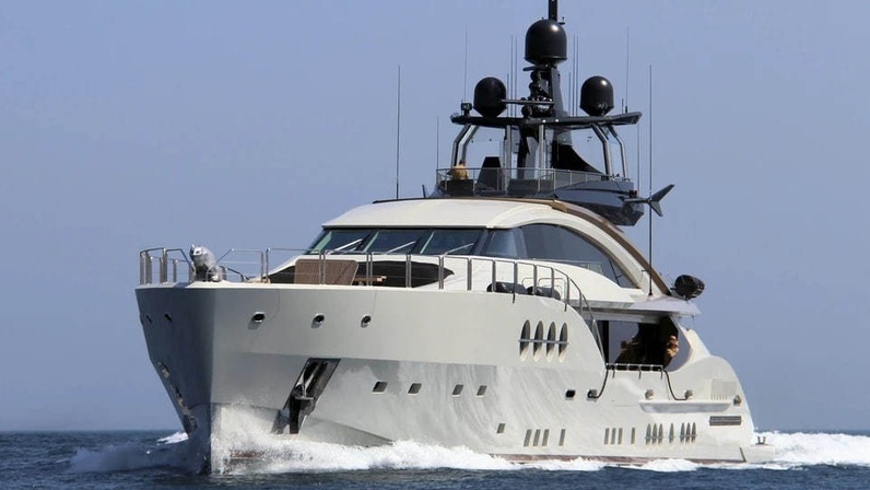 Роскошь и трагедия: что известно о мега яхте Ethos, которая тонет у берегов греческого острова?