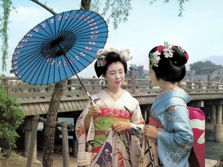 ☂🌂Когда и кто изобрел первый зонтик? Что представляет собой конструкция?🌂☂