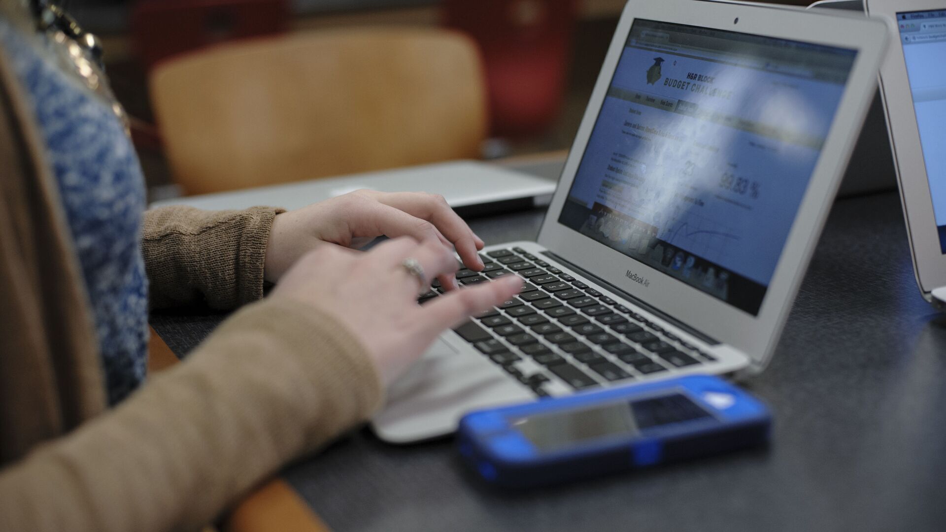 Чтобы отомстить бывшей жене, мужчина общался на сайте знакомств от ее лица. В итоге получил уголовку и будет платить компенсацию