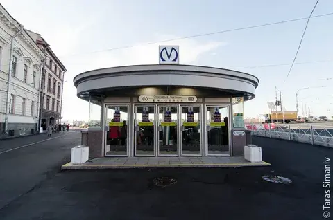 Почему в Москве буквы метро красного цвета, а в Санкт-Петербурге — синего?