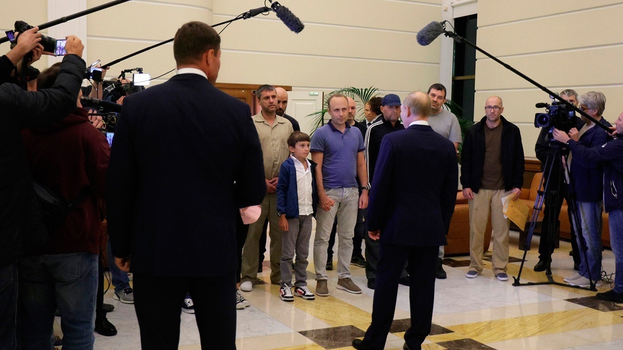 Обмен заключенными между Россией и НАТО ждали год и 7 месяцев. Как повлияет обмен на выборы президента США