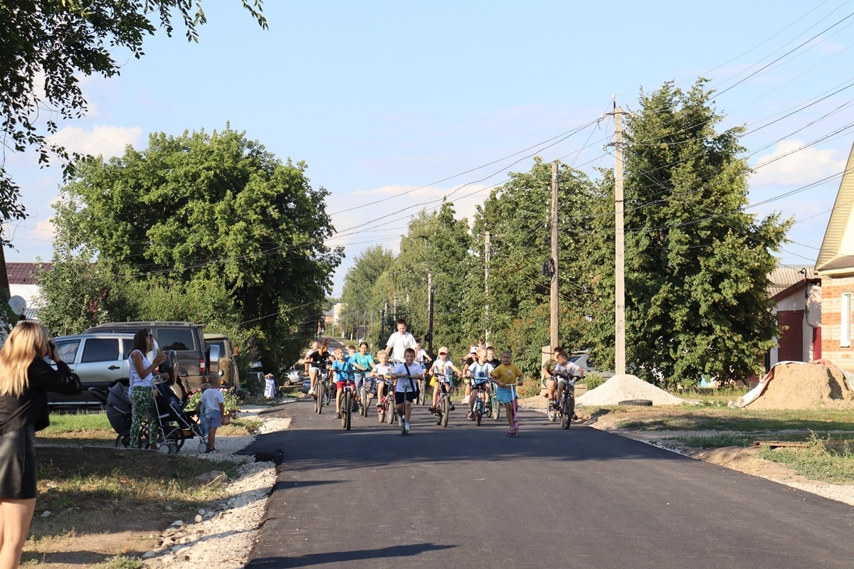 В Саратовской области местные жители отпраздновали асфальтирование улицы!