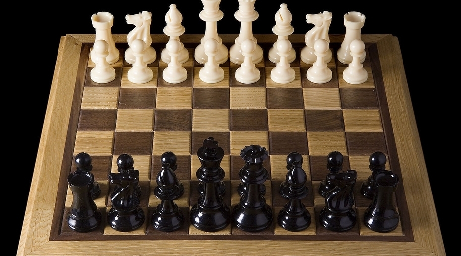 Шахматная дуэль превратилась в смертельную игру: Ртуть на доске соперницы