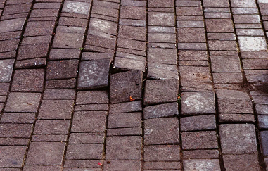 Песок под тротуарной плиткой: экономия, которая может сыграть злую шутку