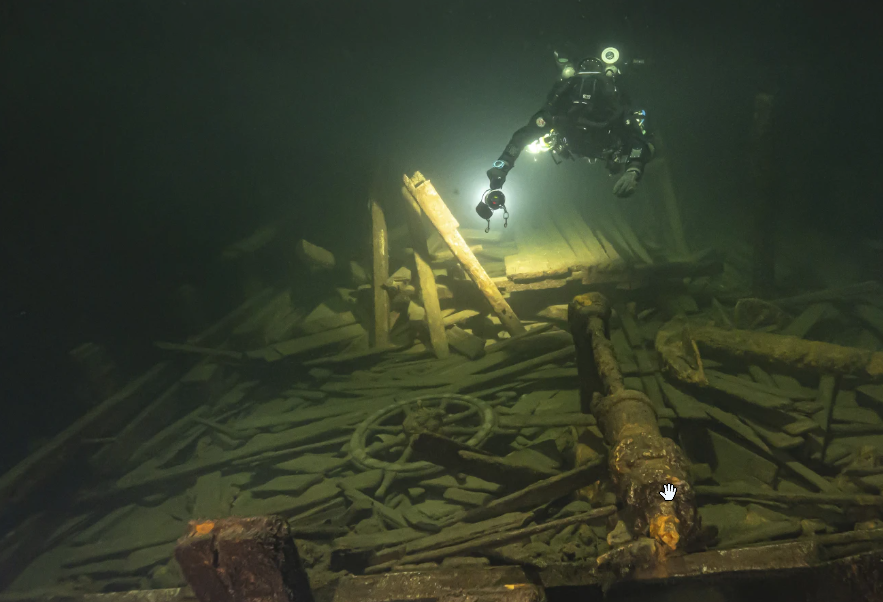 Польские дайверы нашли шампанское на затонувшем судне, но попробовать его не удастся.