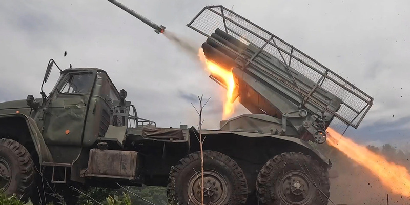 Колонны ВС России с тяжёлой техникой и РСЗО направляются в Курскую область.