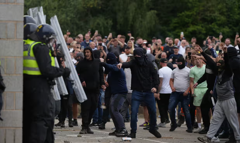 Знаете, кого еще следует судить за беспорядки ультраправых в Великобритании? Илона Маска