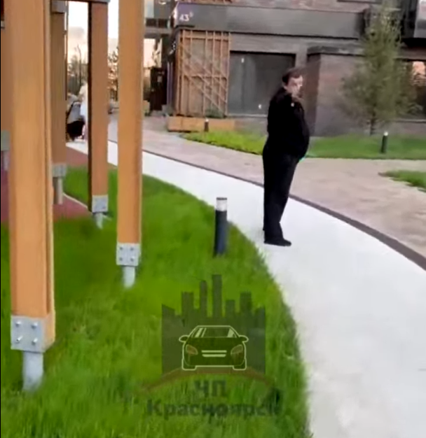 🤦♂️Лучше бы на посту была бабуля: Муж очередной "яжемамки" пострадал от охранника из-за её скандала