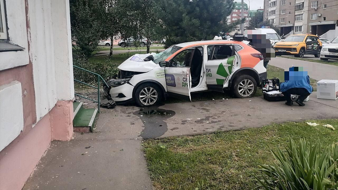 Пятеро учеников школы похитили автомобиль каршеринга и столкнулись с жилым зданием.