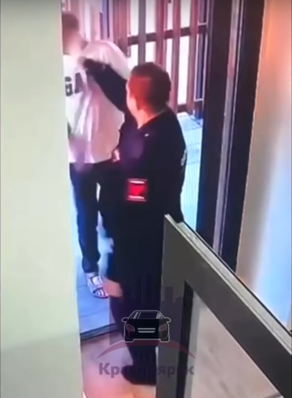 🤦♂️Лучше бы на посту была бабуля: Муж очередной "яжемамки" пострадал от охранника из-за её скандала