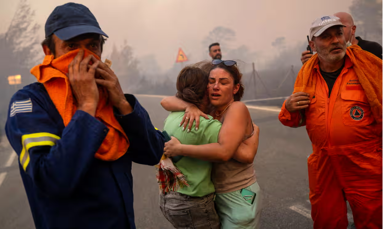 Греческие власти эвакуируют жителей, поскольку лесной пожар распространяется «со скоростью молнии»