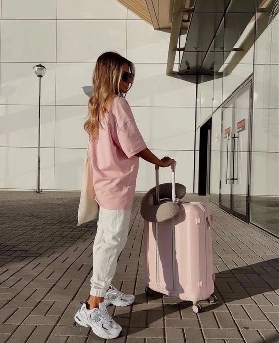 Стильно и комфортно: белые брюки для осенних образов