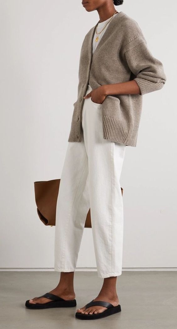 Стильно и комфортно: белые брюки для осенних образов