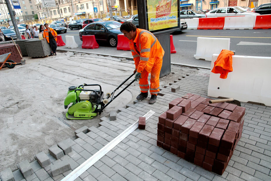 «Современная экономика там зарыта». Мэр Собянин объяснил, зачем в Москве перекладывают плитку