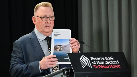 Почему Новая Зеландия, некогда желанная страна, сталкивается с рекордным числом отъездов граждан?