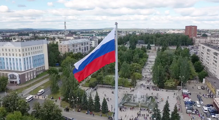 Вместо помощи фронту? 30 млн рублей потратили на флаг. Скандал дошел до бойцов — они высказались