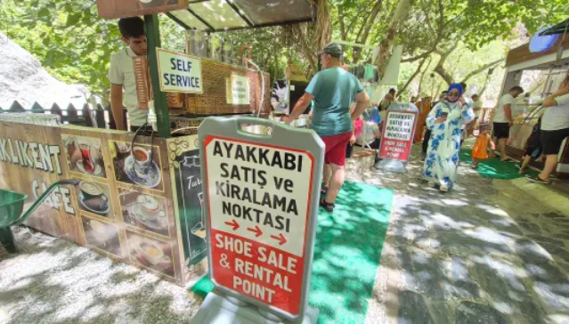 «Скрытая долина», где туристы пробираются по ледяной воде, чтобы добраться до секретного водопада