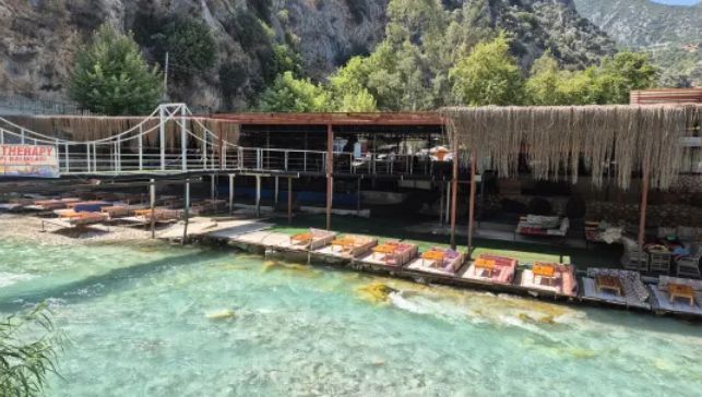 «Скрытая долина», где туристы пробираются по ледяной воде, чтобы добраться до секретного водопада