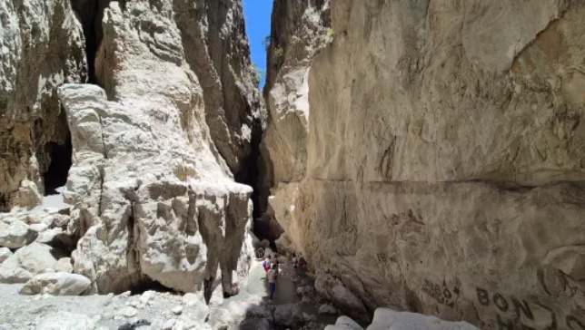 «Скрытая долина», где туристы пробираются по ледяной воде, чтобы добраться до секретного водопада