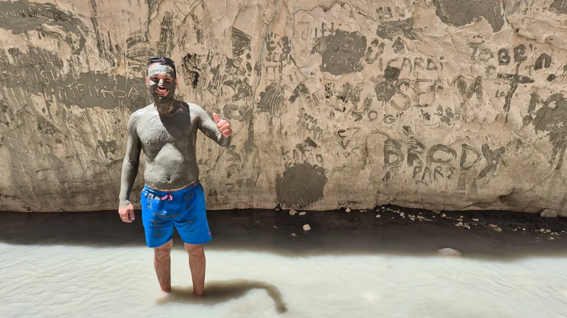 «Скрытая долина», где туристы пробираются по ледяной воде, чтобы добраться до секретного водопада