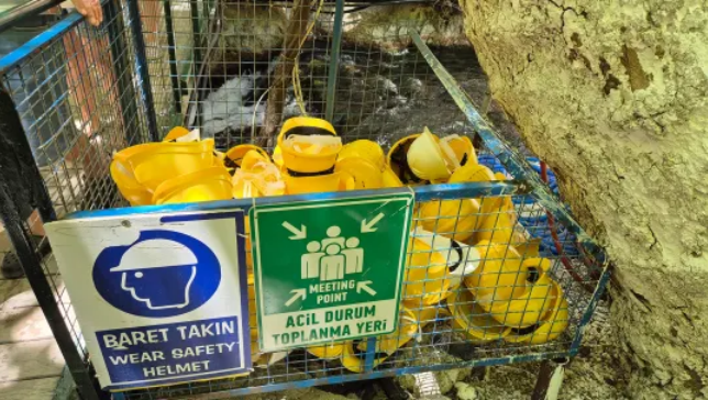 «Скрытая долина», где туристы пробираются по ледяной воде, чтобы добраться до секретного водопада