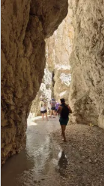 «Скрытая долина», где туристы пробираются по ледяной воде, чтобы добраться до секретного водопада