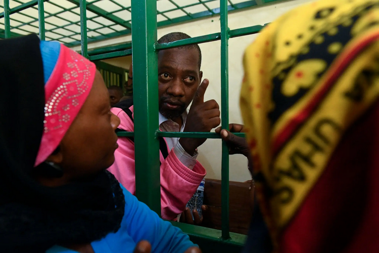 Выжившие в культе голодания Судного дня дают показания против пастора и 93 его сообщников