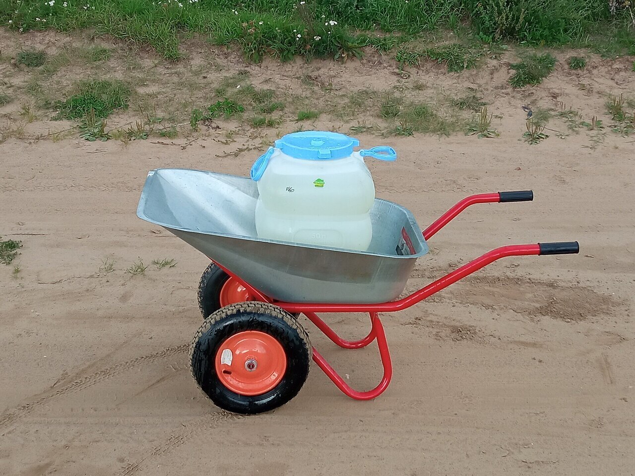 Почему не все садовые и огородные тачки, не оснащаются хорошими колесами на подшипниках? А то какие-то втулки на колесах и так далее.