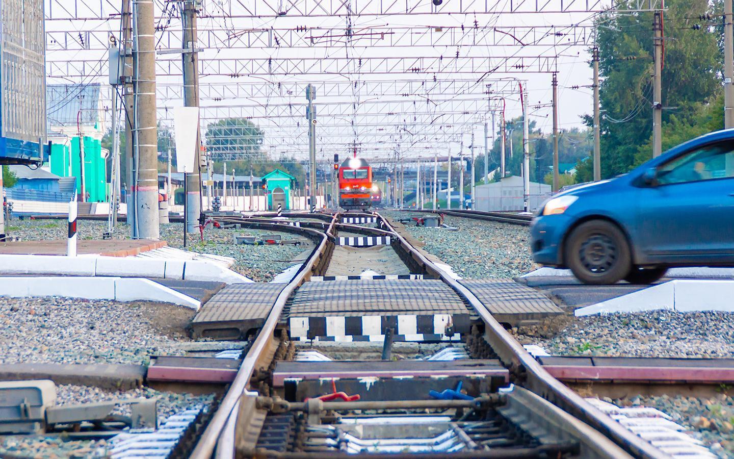 ⚡Зачем Минтранс предлагает пересмотреть правила установки камер на ж/д переездах. Что может измениться?
