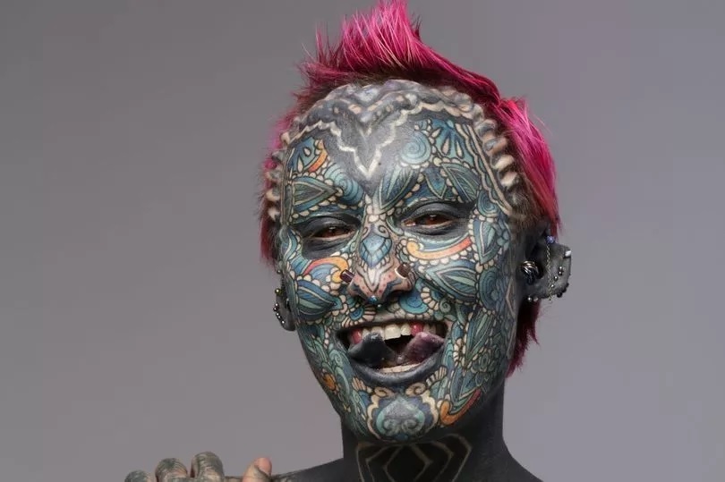 Самая татуированная женщина в мире стала неузнаваемой после того, как покрыла 99,98% тела чернилами