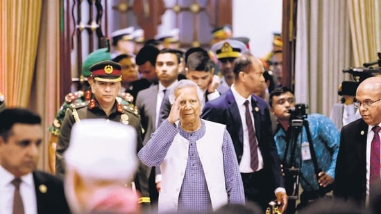 Новый правитель Бангладеш участвует в гонке со временем