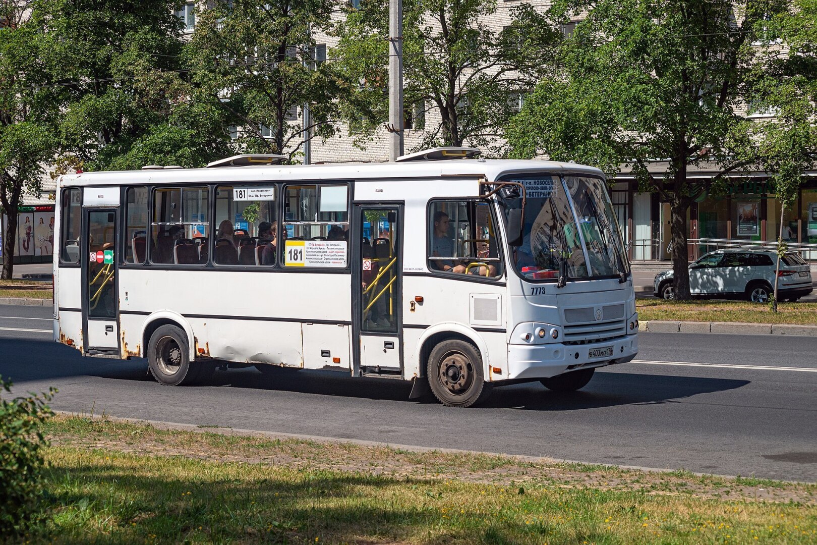 Водитель автобуса все время прикалывается и шутит, когда я подхожу к нему. Как достойно ответить в таких случаях? Или лучше не обращать внимания?