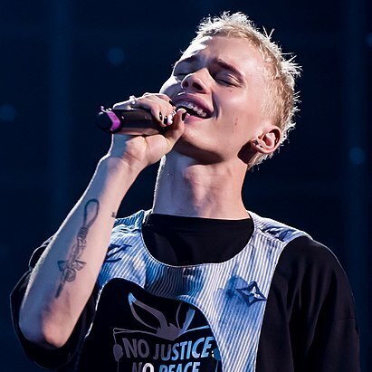 Ишь ты. Сначала восхваляют Шамана. А потом ругают его за миллионные гонорары. Так определитесь уже наконец.