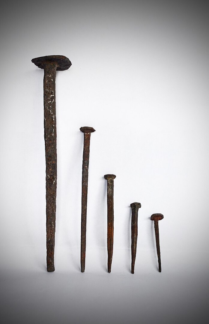 А деревянные доски с железными гвоздями в навозе сгниют за 2 года? Или за 3 года? Сказали мне, что гвозди должны сгнить за 2 года в навозе.