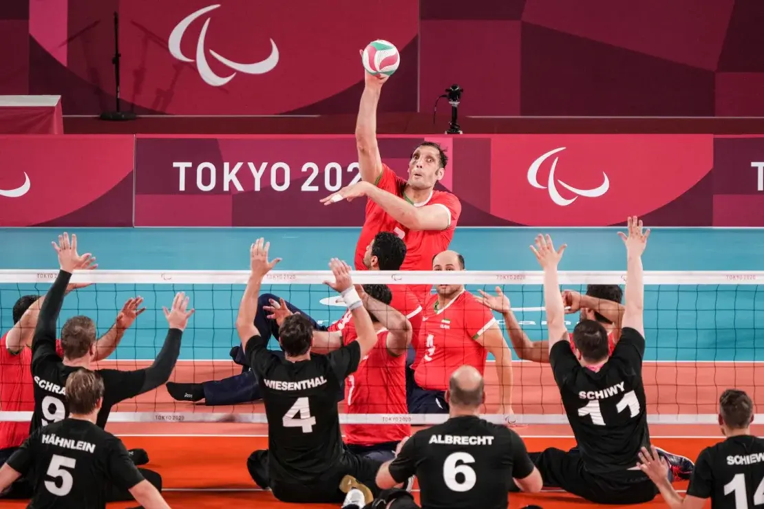 Мортеза Мехрзадселакджани, самый высокий паралимпиец в истории, завоевывает свою третью золотую медаль на Паралимпийских играх 2024 года в Париже.