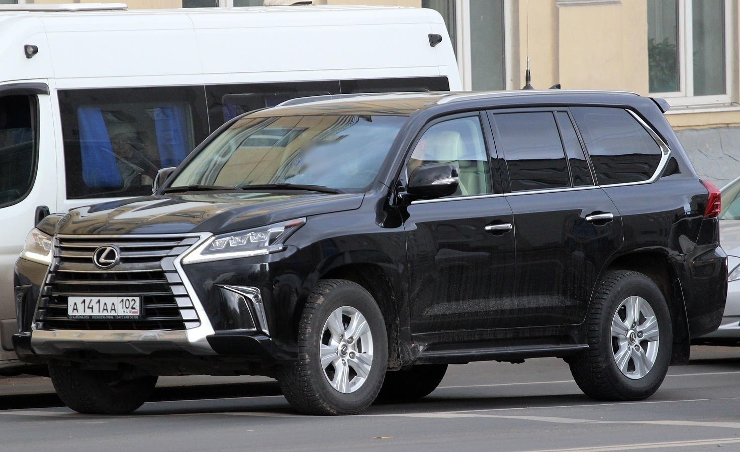 С платной стоянки угнали «Лексус» – владелец парковки отказался платить компенсацию. Что решили суды?