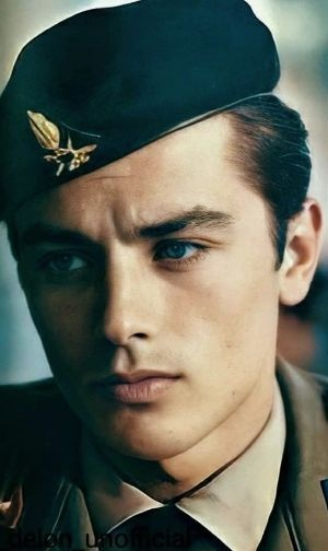 Почему Алена Делона исключили из французского флота?