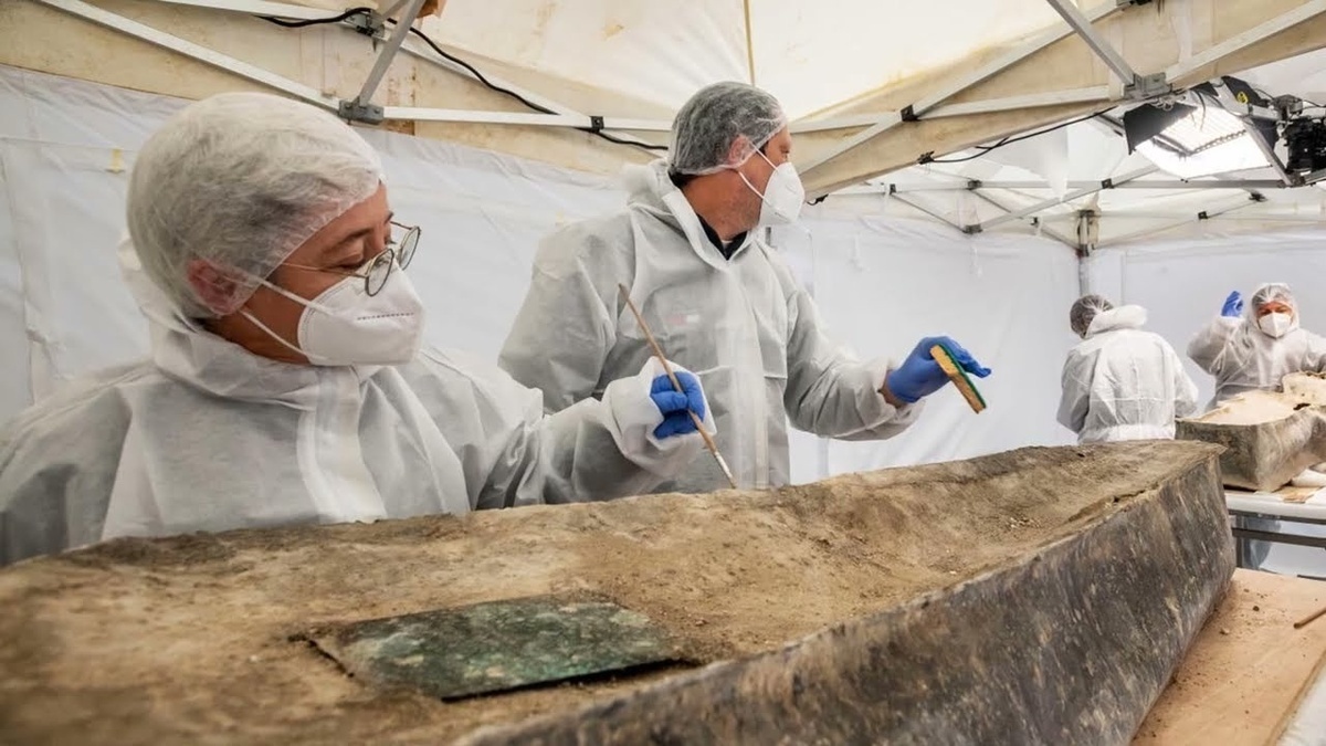 Таинственная находка в Нотр-Даме: что нашли в свинцовых саркофагах.