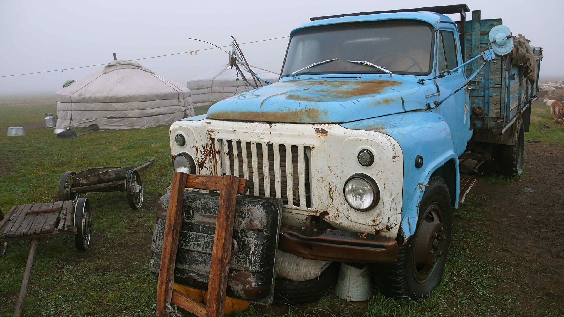 Стоит ли покупать грузовик ГАЗ-53 для заработка на доставке песка, земли, щебня и так далее? Право водить не умею.